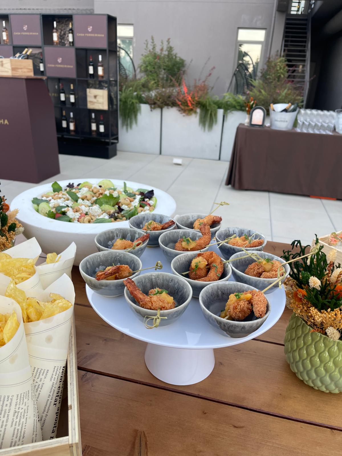 Mesa de catering preparada para um evento