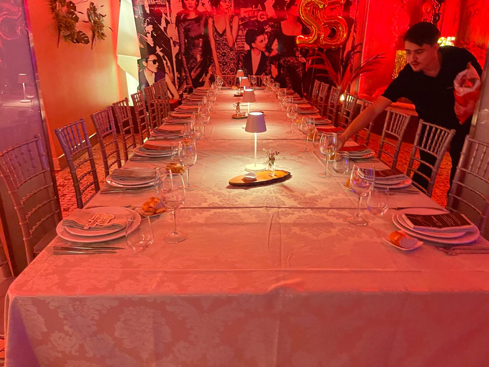 Mesa de evento preparada pela equipa Cesário's Catering
